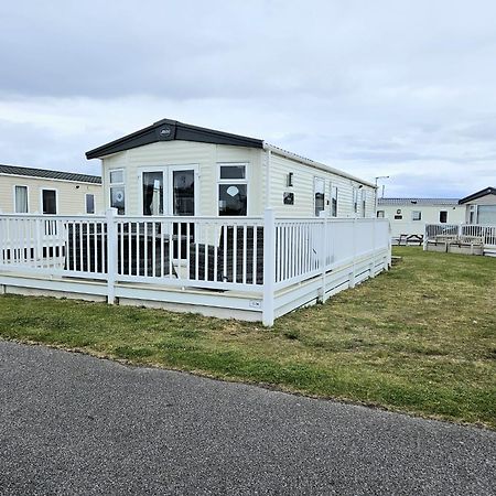 Lolas Lodge Lossiemouth Exterior photo